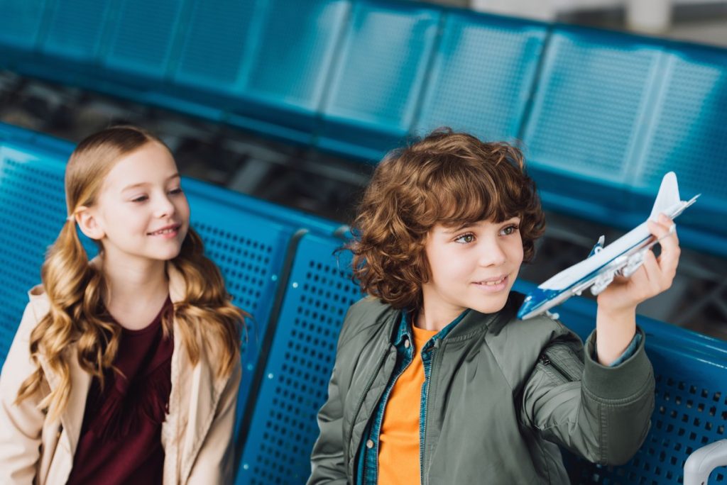 enfants s amusants dans un aeroport